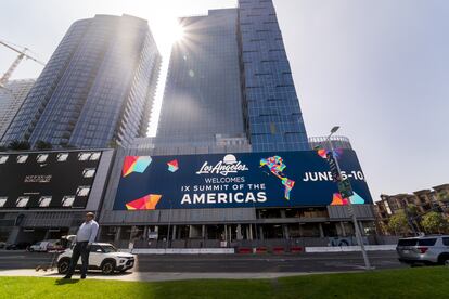 Un participante afuera del centro de convenciones de Los Ángeles, California, sede de la novena Cumbre de las Américas, que se inaugurará hoy por la noche. Fotografía del 7 de junio de 2022.