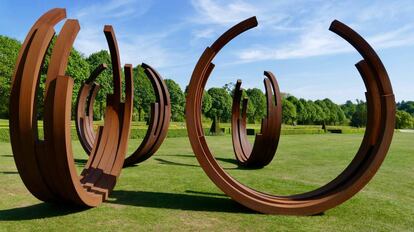 Una de las obras de Bernar Venet expuestas en los jardines del palacio de Cliveden, en la campi?a inglesa.