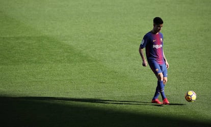 Coutinho da los primeros toques al balón en el Camp Nou.