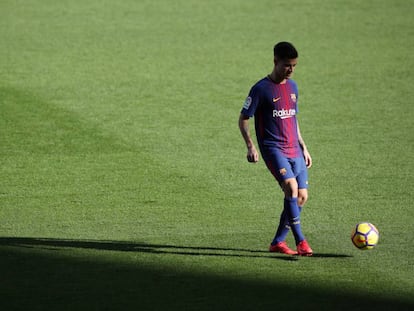 Coutinho da los primeros toques al bal&oacute;n en el Camp Nou.