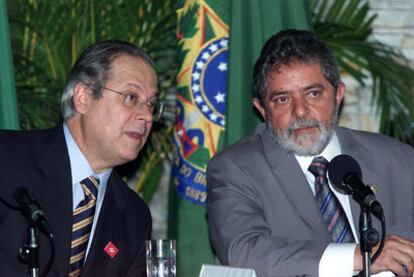 El presidente de Brasil, Luiz Inácio Lula da Silva ( d) , junto a su ministro José Dirceu ( i) , durante una reunión del pasado Gobierno, en Brasilia, en 2003.