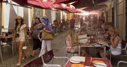 Terraza de restaurantes en el centro de Sevilla.