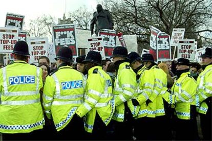Un cordón policial rodea una manifestación estudiantil contra Tony Blair, ayer frente a la Cámara de los Comunes en Londres.
