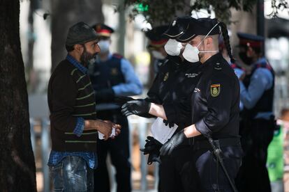 Agentes de la Policía Nacional identifican a una persona en Barcelona, este viernes.