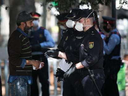 Agentes de la Policía Nacional identifican a una persona en Barcelona, este viernes.