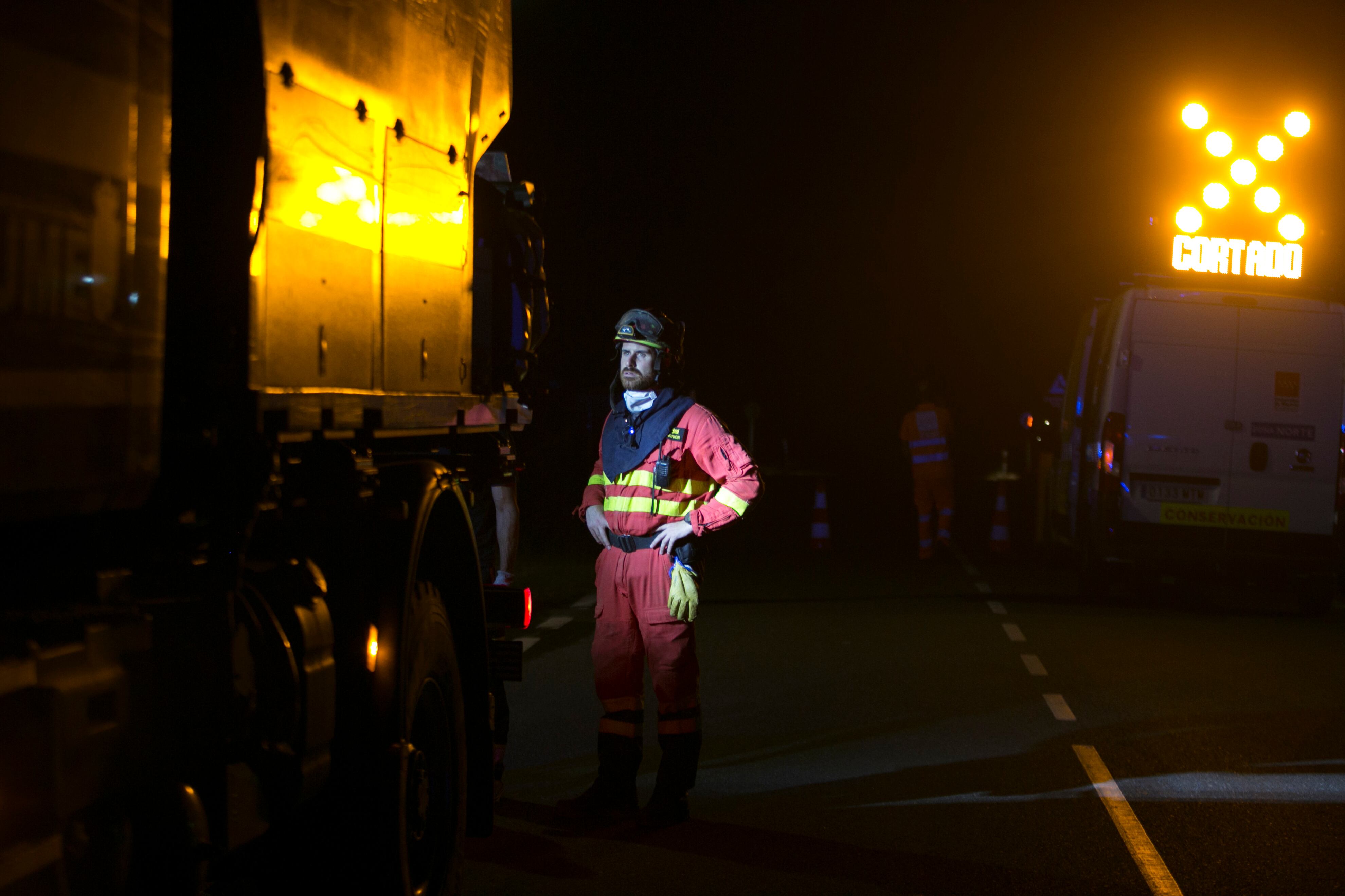 Incendio en Lozoyuela. Un bombero de la UME, en la carretera que une Lozoyuela con Manjirón. 