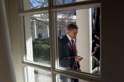 Obama cheque su Blackberry, en marzo de 2010.