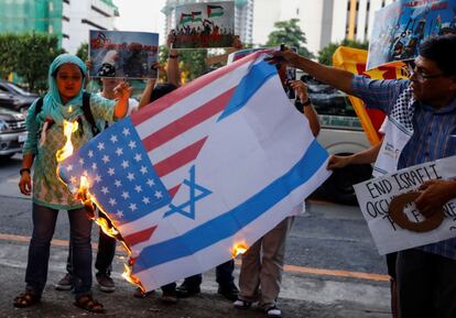 Activistas filipinos queman una representación de las banderas de EE.UU. e Israel mientras muestran su solidaridad al pueblo palestino durante una manifestación en Quezon, este de Manila (Filipinas) hoy, 15 de mayo de 2018.