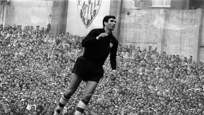 El portero José Ángel Iribar, durante un partido del Athletic en San Mamés.
