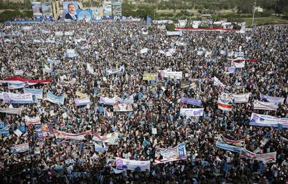 Miles de yemen&iacute;es muestran su apoyo al expresidente Saleh, este jueves en San&aacute;.