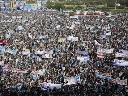 Miles de yemen&iacute;es muestran su apoyo al expresidente Saleh, este jueves en San&aacute;.