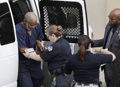 El conductor, James Mathew Bradley Jr., de 60 a&ntilde;os, llega al juzgado de San Antonio.