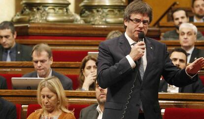 El presidente de la Generalitat, Carles Puigdemont, durante una sesión de control al Govern.