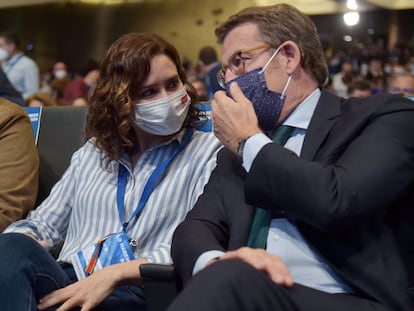 Isabel Diaz Ayuso habla con Alberto Núñez Feijóo durante el congreso del PP.