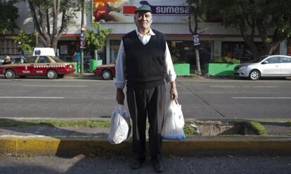 Un hombre de 68 años que trabaja en una entrega a domicilio en México