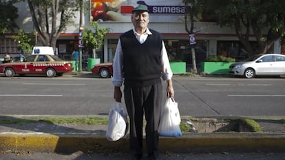 Un hombre de 68 años que trabaja en una entrega a domicilio en México