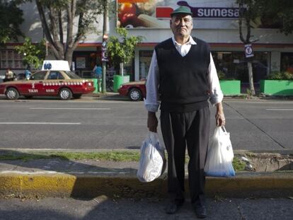 Un hombre de 68 años que trabaja en una entrega a domicilio en México
