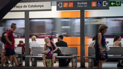 Usuarios en la estación de Plaza Cataluña, en una imagen de archivo.