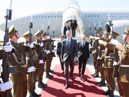 El rey Felipe VI y el presidente de la República de Estonia, Alar Karis, en Tallín este domingo.