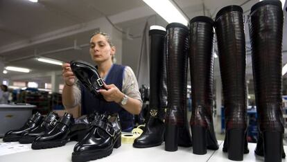 Una empleada inspecciona los zapatos en la fábrica de Helsar-Industria de Calçado en Portugal.