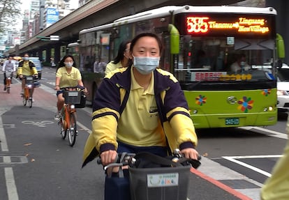 Estudiantes circulan con mascarillas esta semana por un carril bici en Taipei 