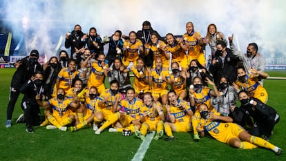 Las jugadoras de Tigres celebran el título.