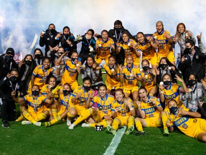 Las jugadoras de Tigres celebran el título.