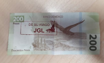 Uno de los billetes de 200 pesos supuestamente marcados por el cartel de Sinaloa.