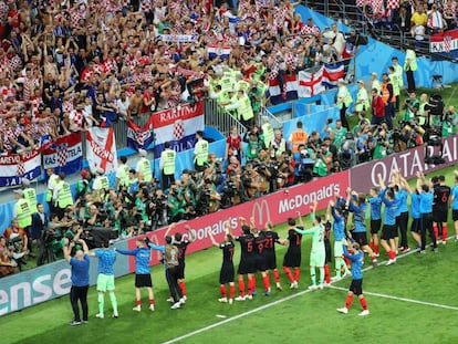 Los jugadores croatas celebran con su afición. 
 
 