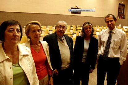 De izquierda a derecha, Victoria Cusí, Maria Jesús  Fèlix, Francesc Abel, Anna Veiga y Gabriel  Capellà.