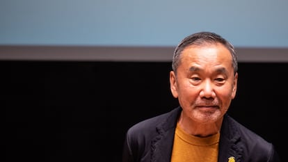 El escritor japonés Haruki Murakami, en la Casa Internacional de Literatura de Waseda, también conocida como Biblioteca Haruki Murakami, diseñada por el arquitecto japonés Kengo Kuma, el 22 de septiembre de 2021.