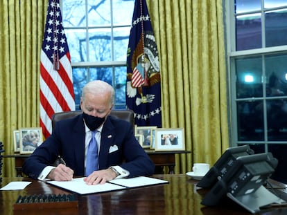 Joe Biden firma varias órdenes ejecutivas en el Despacho Oval de la Casa Blanca, este miércoles.