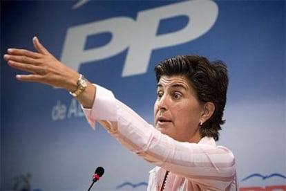 La presidenta del PP vasco, María San Gil, en la comparecencia en la que anunció una denuncia contra el PSE.