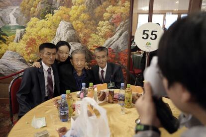 Lê Moon-hyuk, 95, terceiro à esquerda, tira fotos junto a seus parentes norte-coreanos.