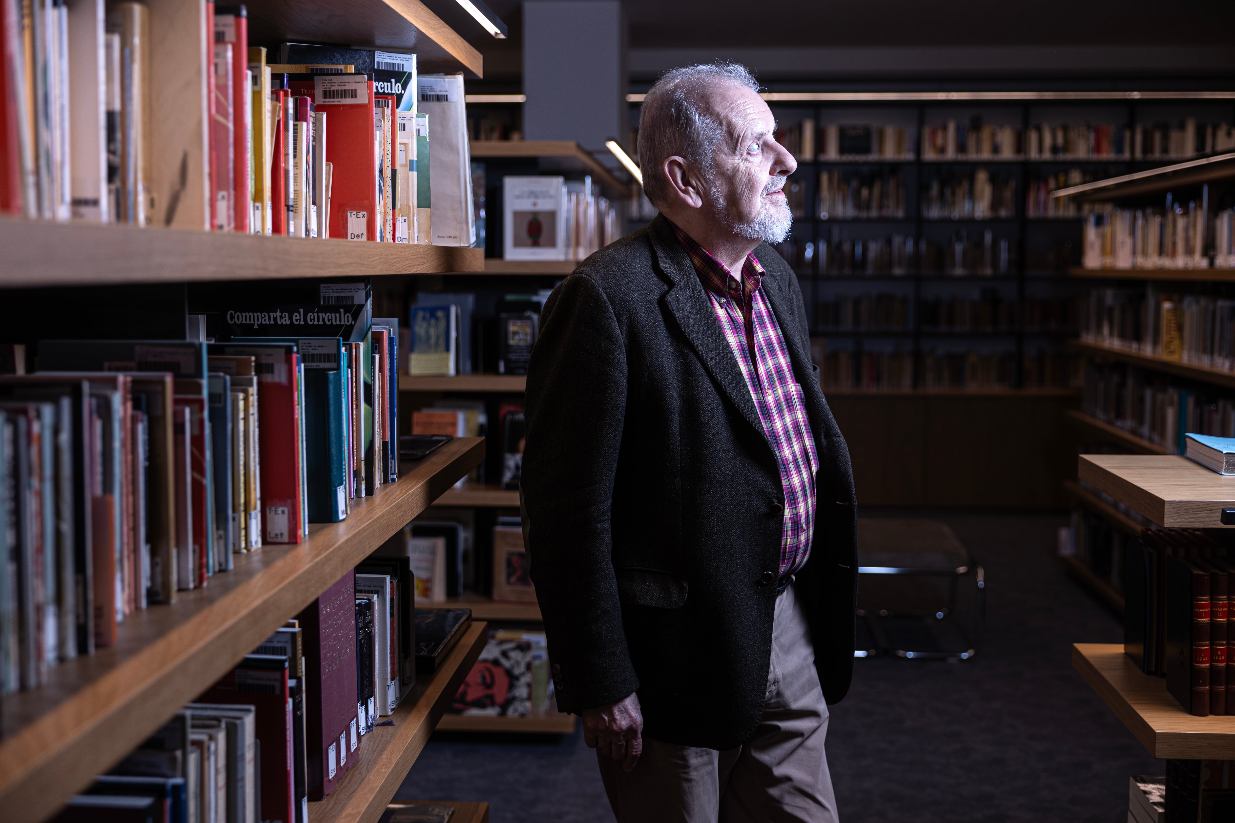 Ramón Mayrata, en la biblioteca de La Fundación Juan March.