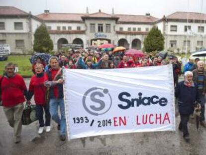 Los trabajadores de Sniace han decidido abandonar hoy el encierro que mantienen desde hace casi diez días en la factoría de Torrelavega y han acordado un encuentro para el próximo miércoles con la empresa para abordar el plan de viabilidad.