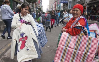 La metadata de la foto es Trabajadoras informales en Lima.