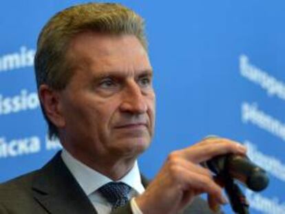 El comisario europeo de Energía, Guenther Oettinger, toma la palabra durante una rueda de prensa tras la reunión Unión Europeo-Rusia-Ucrania sobre gas en Varsovia, Polonia, hoy.