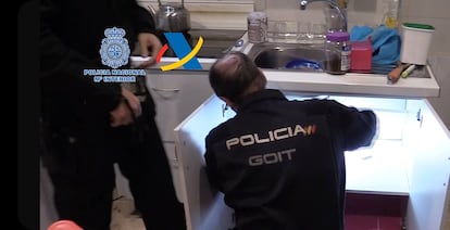 Agentes de la Policía en un registro de la vivienda del líder de la banda de El Rubio, en Algeciras (Cádiz).