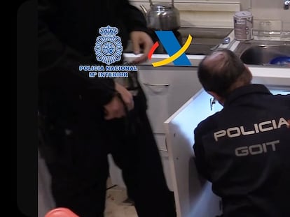 Agentes de la Policía en un registro de la vivienda del líder de la banda de El Rubio, en Algeciras (Cádiz).