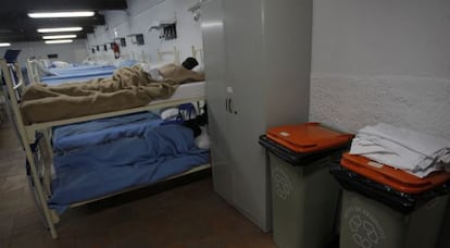 Personas sin hogar descansan en un albergue madrileño.