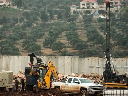 Zona de excavación en busca de túneles de Hezbolá en el muro de la frontera de Israel con Líbano, a las afueras de Metula.