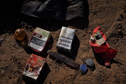 Tabaco, un peine o una mascarilla, entre las pertenencias halladas en la ropa del cadáver número dos, el jueves.