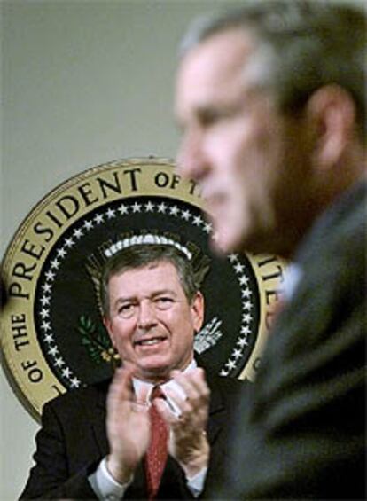 El fiscal general estadounidense, John Ashcroft, aplaude el discurso de George Bush ante la Asociación de Fiscales.