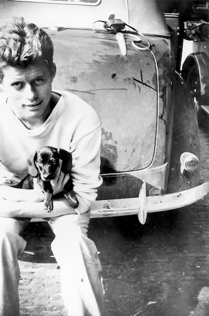 Kennedy, en La Haya, con el perro que compró durante el viaje.