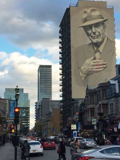 Un mural con un retrato de Leonard Cohen pintado en un edificio de la calle Crescent de Montreal.