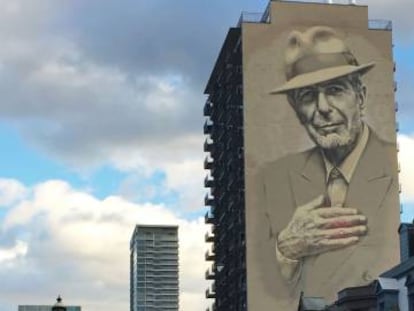 Un mural con un retrato de Leonard Cohen pintado en un edificio de la calle Crescent de Montreal.