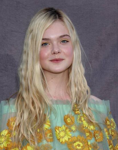 Todavía no ha cumplico 14 años y Elle Fanning ya ha rodado a las órdenes de Sofia Coppola ('Somewhere') y J. J. Abrahams ('Super8'), prestado su imagen a una campaña del diseñador Marc Jacobs, y protagonizado un reportaje en Vogue USA junto a su hermana, la también actriz, Dakota Fanning. A diferencia de otras niñas-estrella, como en su día lo fueron Lindsay Lohan o Miley Cyrus, todavía no ha trascendido ninguna imagen suya borracha o semidesnuda, o borracha y semidesnuda a la vez. Sólo el tiempo dirá si sobre ella recae también la maldición de la pobre niña rica, y si eso es bueno o malo para su carrera.