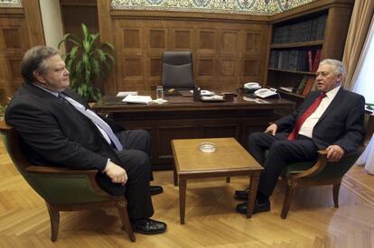 El líder del Pasok, Venizelos, y el de Izquierda Democrática, Kouvellis, este martes.