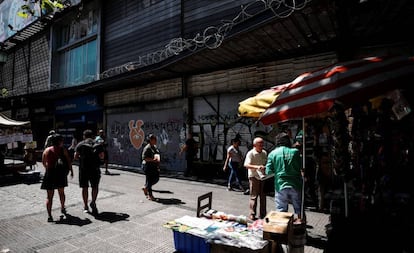 Un edificio comercial incendidado durante las protestas se protege de eventuales saqueos con alambres de púas, en el centro de Santiago de Chile.
